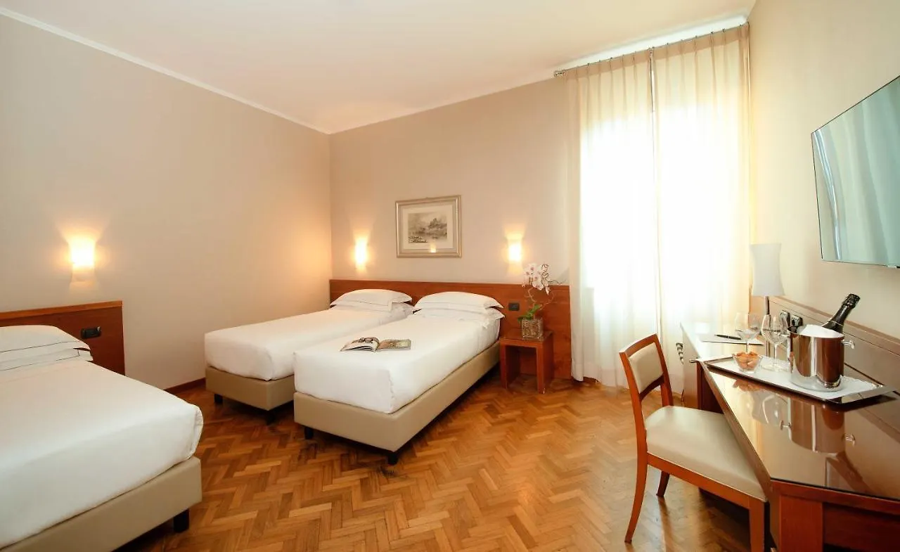 Hotel Fenice Milano 3*,